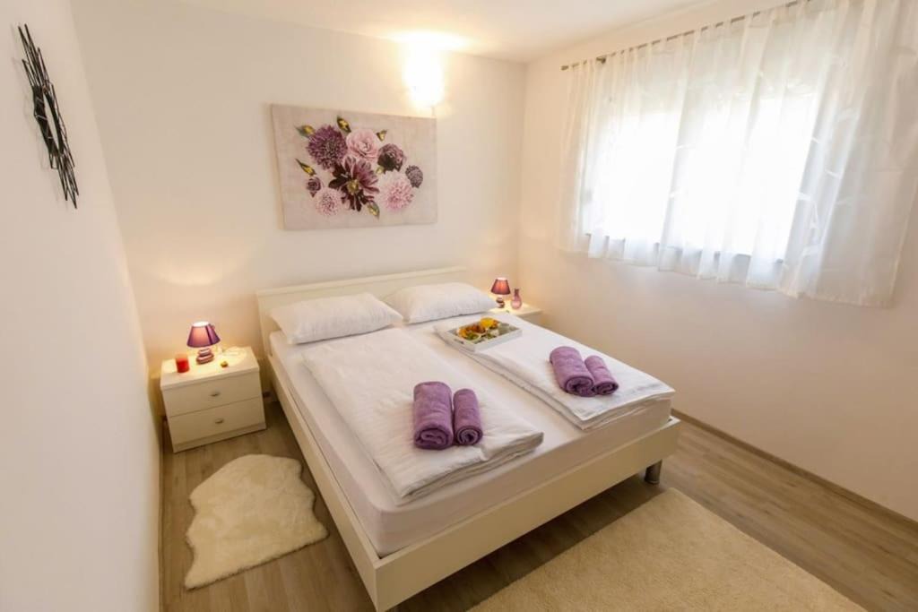 Photo of Bedroom in Cove Parja