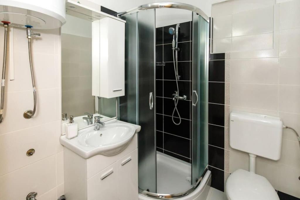 Photo of Bathroom in Cove Parja