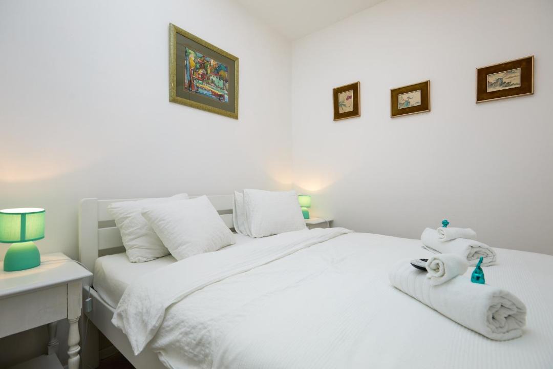 Photo of Bedroom in Pile