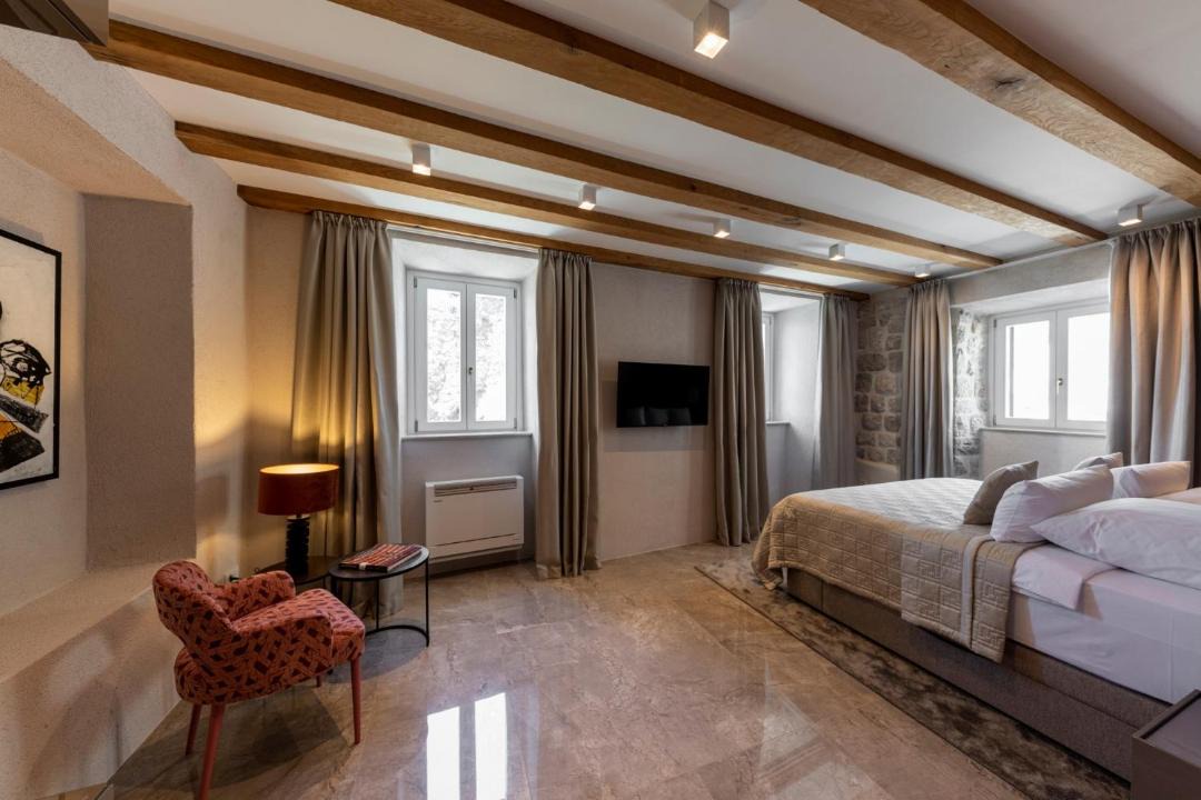 Photo of Bedroom in Pile