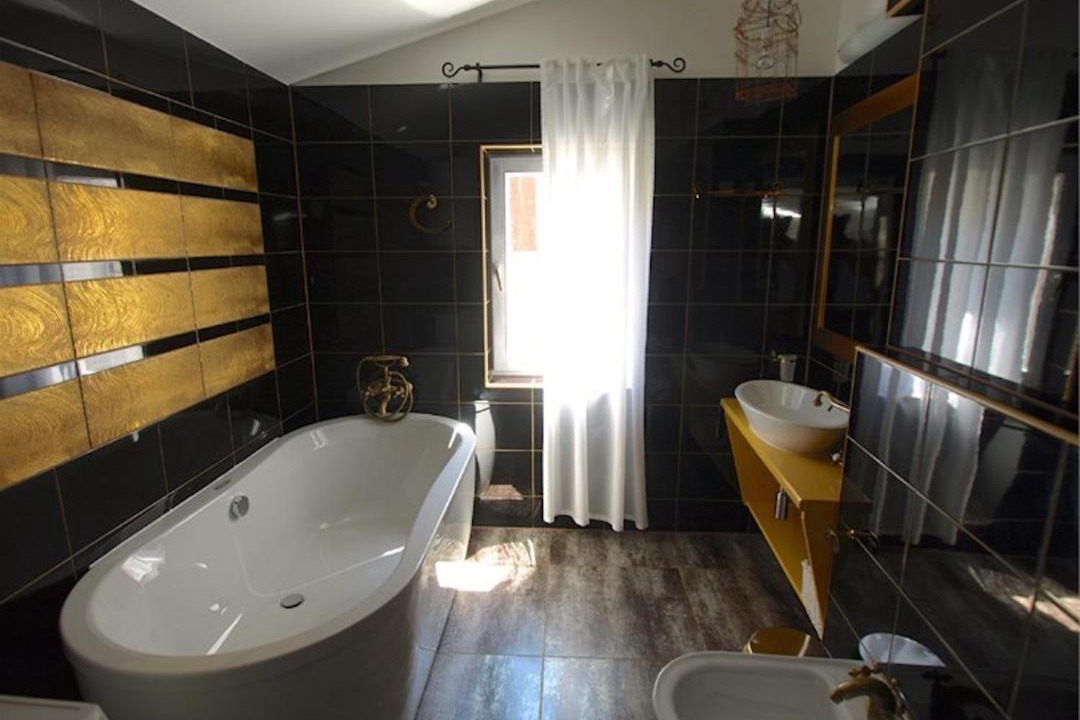 Photo of Bathroom in Cove Murtar