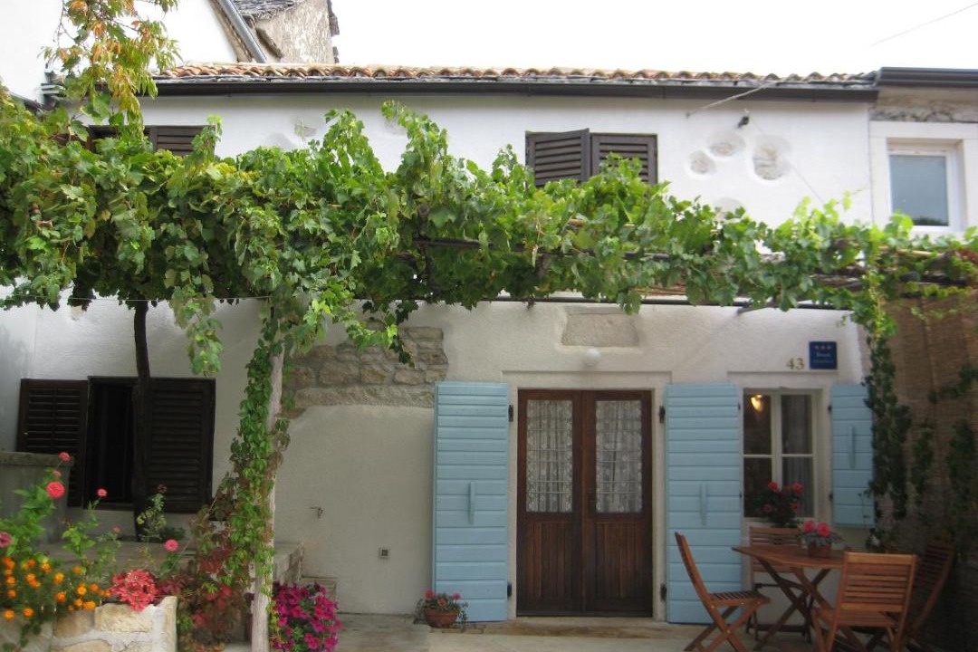 Photo of Buildings in Lindar