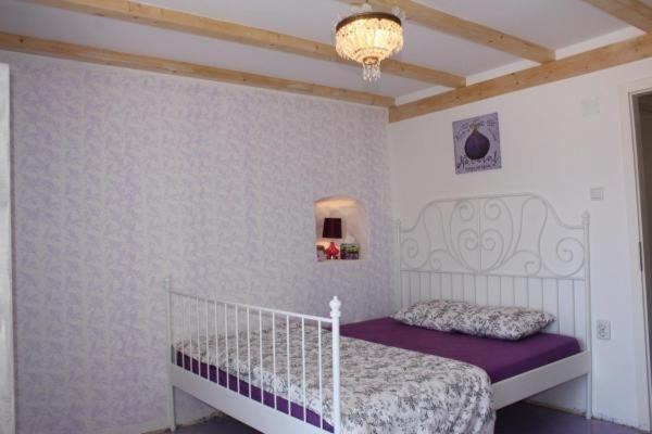 Photo of Bedroom in Pile