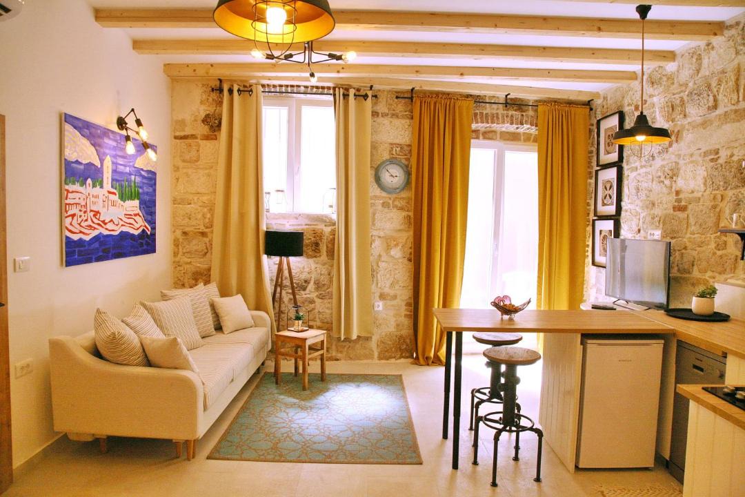 Photo of Others in Vis