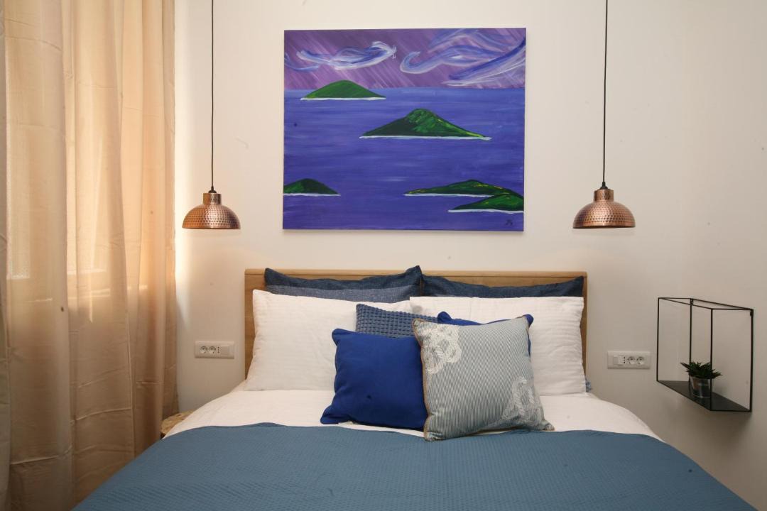 Photo of Others in Vis