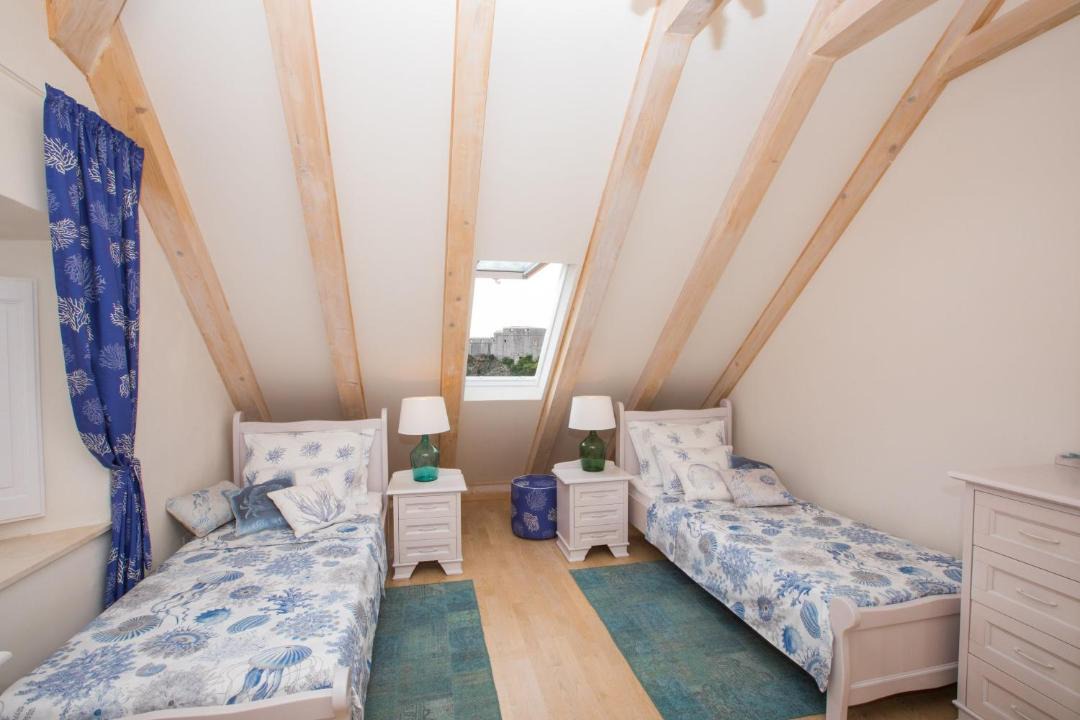 Photo of Bedroom in Pile