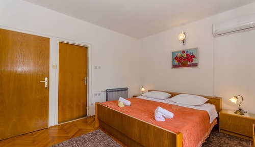 Room (S1)