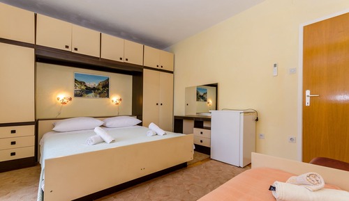 Room (S4)