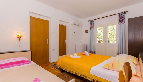 Room (S5)