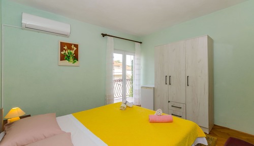 Room (S3)