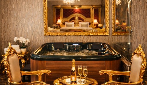 King Louis XVI King Suite - VIP Floor