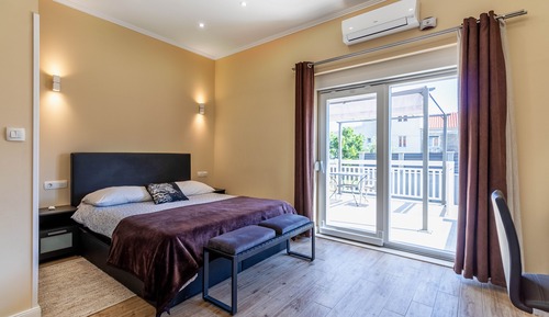Studio, Balcony
