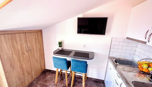 Honeymoon Studio, Sea View