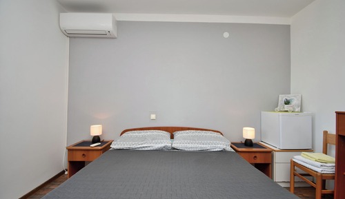 Room (S1)