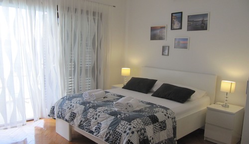 Room (S7)