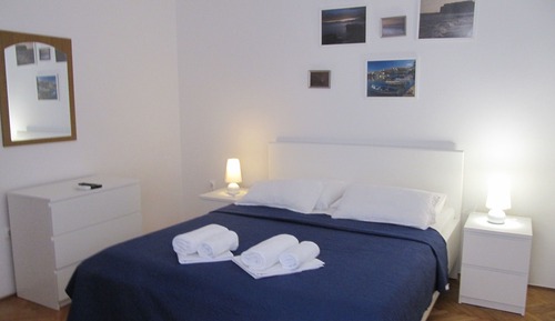 Room (S1)