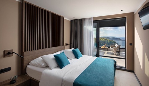 Luxury suite with sea view balcony and private whirlpool