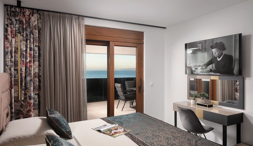 Signature Apartment, 4 Bedrooms, Pool Access, Sea View