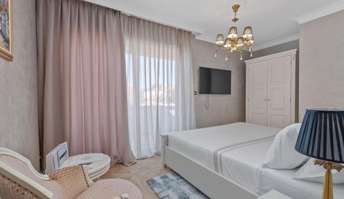 Villa (Five Bedroom Villa with Terrace and S)