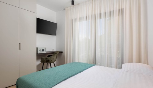 Apartment (Classic One Bedroom Apartment with Ba)