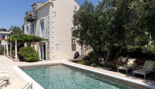 Three Bedroom Apartment with Sea View and Balcony
