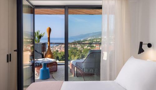 Three-Bedroom Apartment with Sea View and Balcony