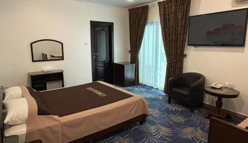 Deluxe Double Room (2 Adults + 1 Child)