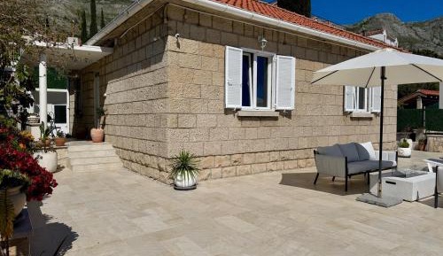 Three Bedroom Holiday Home with Terrace and Sea View