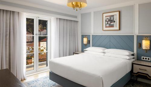 Deluxe King Suite