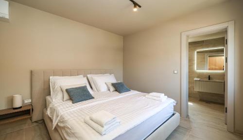 One-Bedroom Apartment with Sea View and Balcony