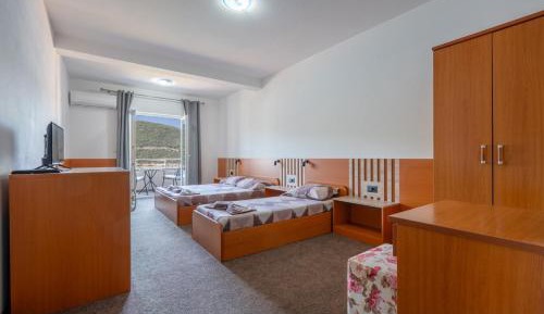 Quadruple Room with Private Bathroom