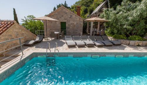 Two-Bedroom Deluxe Apartment with Garden View