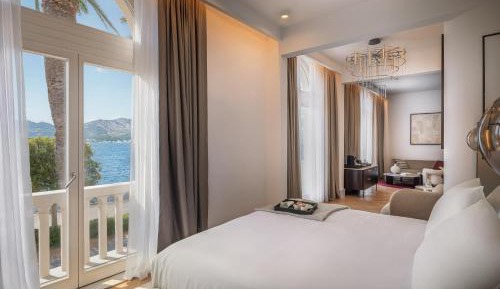 Luxury Suite with Sea View and Balcony