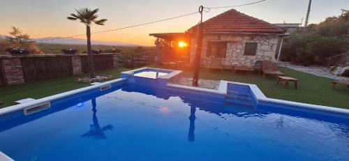 Villa with Swimming Pool