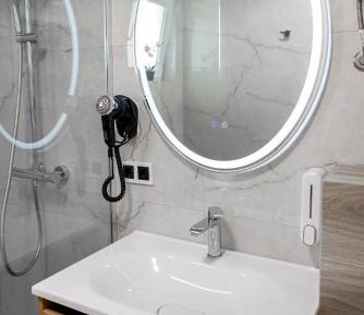 Deluxe One-Bedroom Apartment