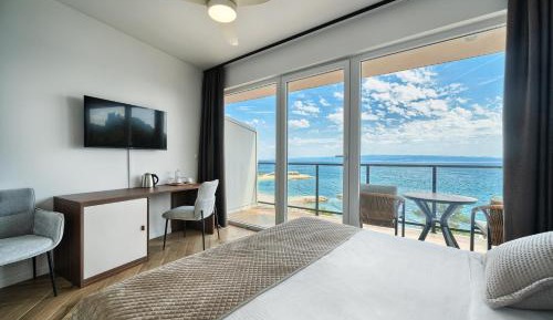 Deluxe Double Room with Balcony and Sea View