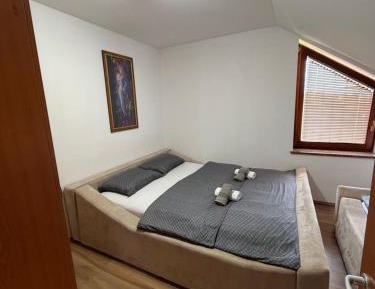 One-Bedroom Apartment with Lake View