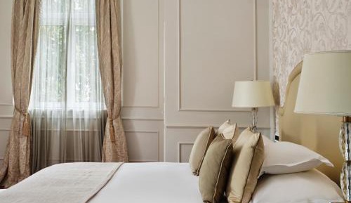Deluxe Room with Balcony and Park View