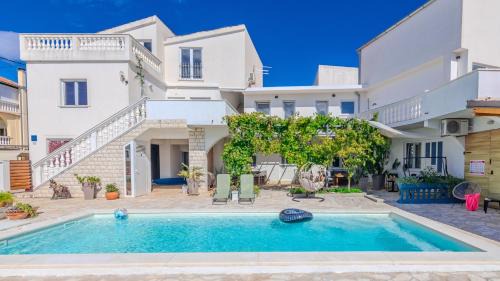 Apartment with Pool View 