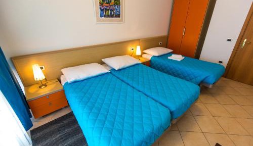 One-Bedroom Apartment with Balcony (5 Adults)