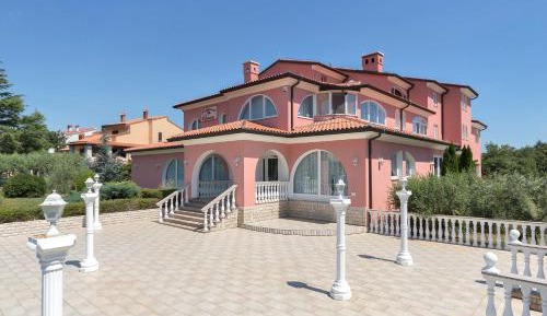 One-Bedroom Apartment with Balcony
