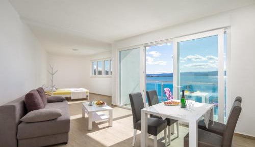 Deluxe One-Bedroom Apartment with Ocean View