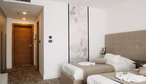 Superior Twin Room with Balcony and Partial Sea View
