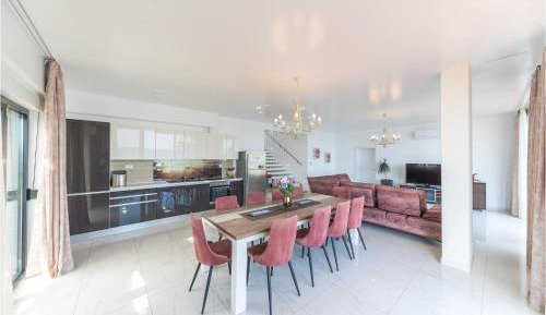 Seven-Bedroom Holiday Home