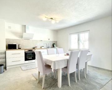 Three-Bedroom Apartment with Terrace and Mountain View