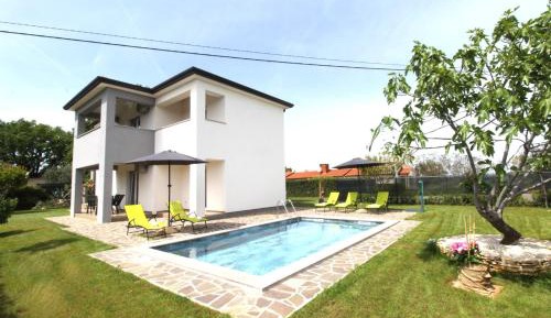 Apartment with Pool View 