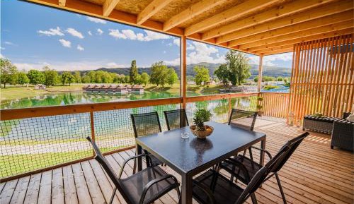 Deluxe Three-Bedroom Mobile Home with Terrace and Lake View