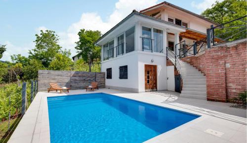 Three-Bedroom Vacation Home 