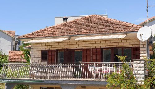 Three-Bedroom Apartment with Balcony