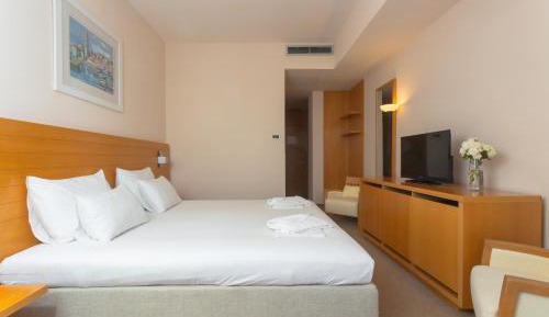 Comfort Double Room with Extra Bed, Side View of the Sea